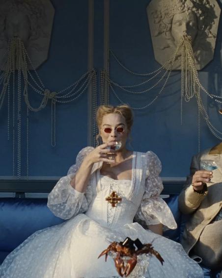 Жаклин Дюрран и новая Кэти: как костюмы превращают "Грозовой перевал" в модный манифест