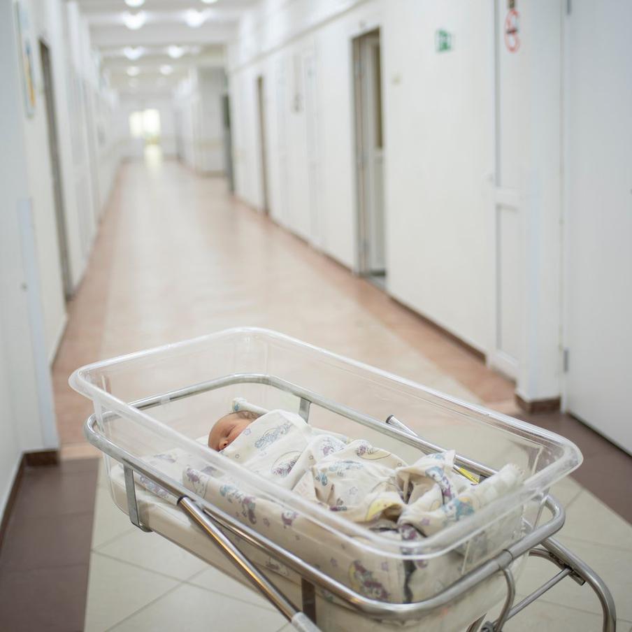 Главврача больницы в Кузбассе, где погибли 9 младенцев, отстранили от работы. После трагической гибели девяти новорождённых в роддоме № 1 Новокузнецка губернатор Кузбасса Илья Середюк принял решение отстранить от должности главного врача учреждения Виталия Хераскова. Соответствующее поручение было дано министру здравоохранения региона