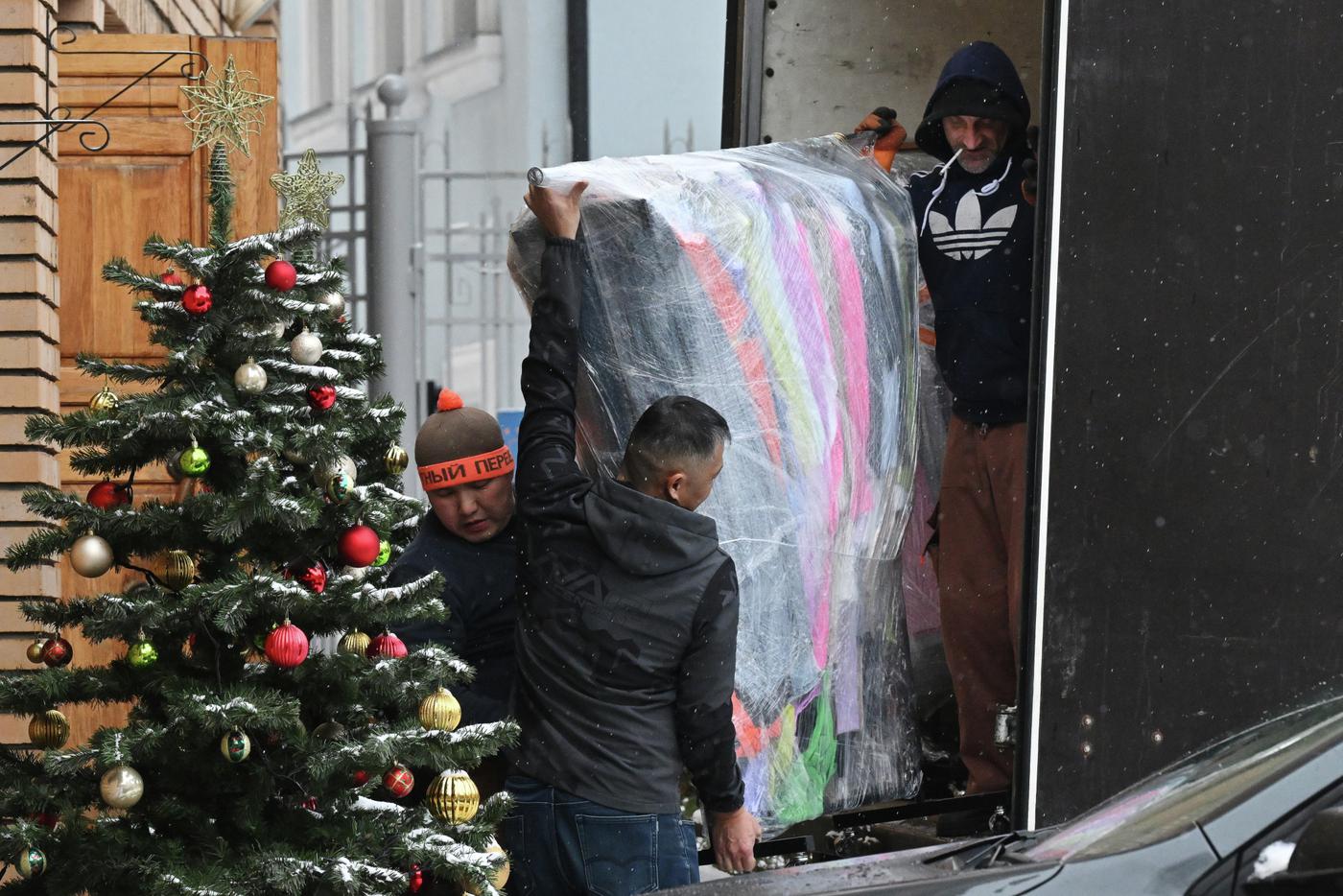 Перевозка вещей певицы Ларисы Долиной из её бывшей квартиры в Хамовниках после решения суда о выселении. 