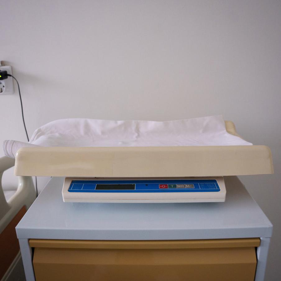 В Минздраве рассказали о тяжелобольных младенцах в роддоме в Кузбассе. С 1 декабря 2025 года по 11 января 2026 года в роддоме № 1 города Новокузнецка, по данным министерства здравоохранения Кузбасса, произошло 234 случая родов. За этот период 32 новорождённых были госпитализированы в отделение реанимации и интенсивной терапии, из них 17 — в критическом состоянии