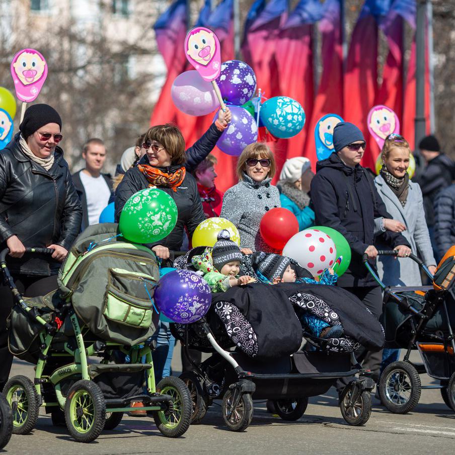 В России хотят сделать ставку по семейной ипотеке зависимой от количества детей. По словам главы комитета Госдумы по финансовому рынку Анатолия Аксакова, в России планируется ввести дифференцированную ставку по семейной ипотеке. Она будет зависеть от количества детей в семье, что, как ожидается, создаст дополнительные стимулы для повышения рождаемости
