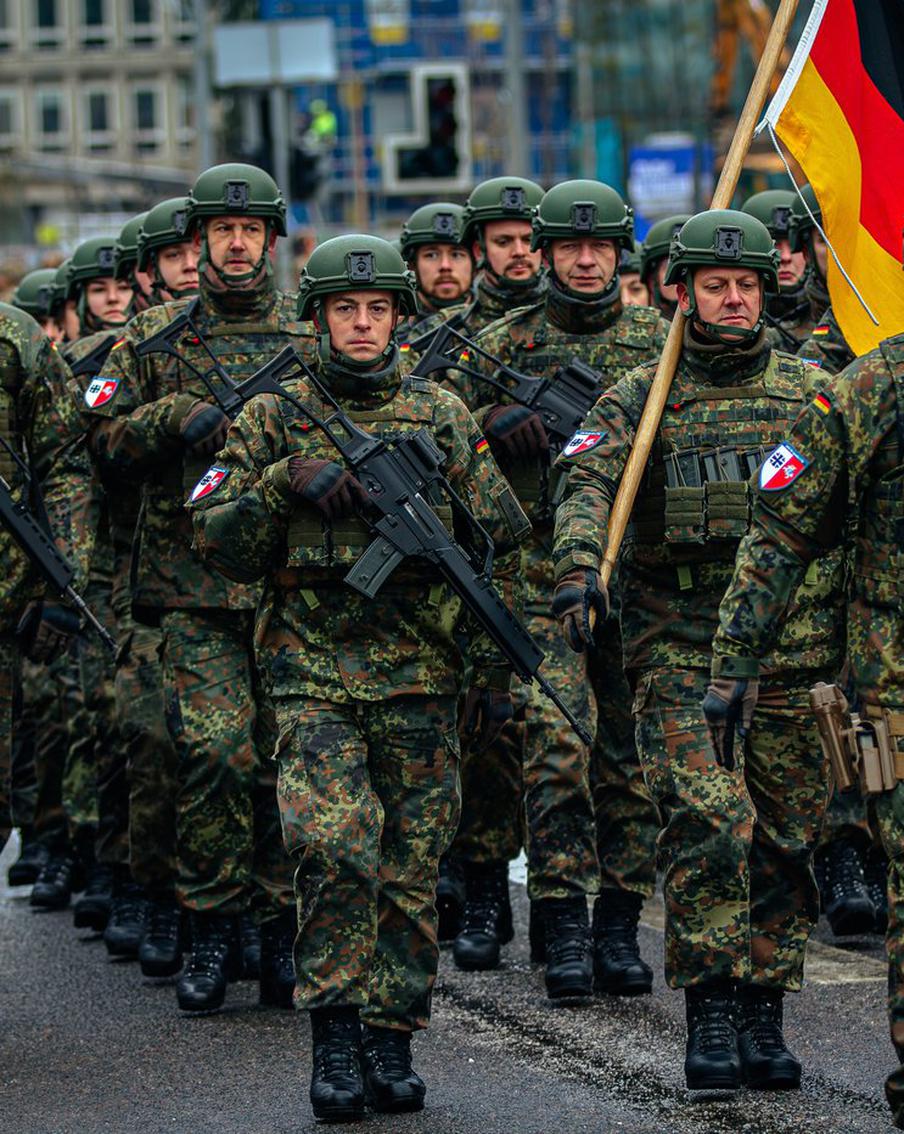 Bloomberg: Париж боится нарушения баланса в Европе из-за роста военной мощи ФРГ. Во Франции всё больше тревожатся по поводу растущей военной мощи Германии, опасаясь, что этот процесс может нарушить хрупкий баланс сил в Европе. Французские чиновники с тревогой наблюдают, как Германия вкладывает значительные средства в модернизацию своей армии, что может изменить сложившуюся расстановку сил