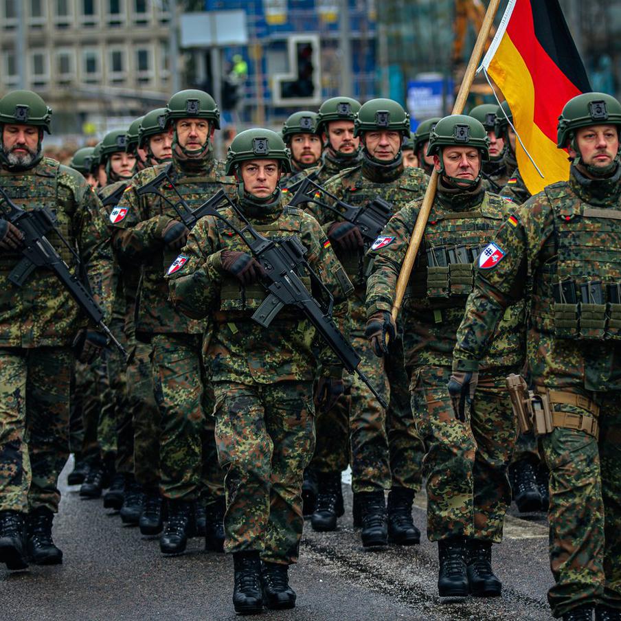 Bloomberg: Париж боится нарушения баланса в Европе из-за роста военной мощи ФРГ. Во Франции всё больше тревожатся по поводу растущей военной мощи Германии, опасаясь, что этот процесс может нарушить хрупкий баланс сил в Европе. Французские чиновники с тревогой наблюдают, как Германия вкладывает значительные средства в модернизацию своей армии, что может изменить сложившуюся расстановку сил