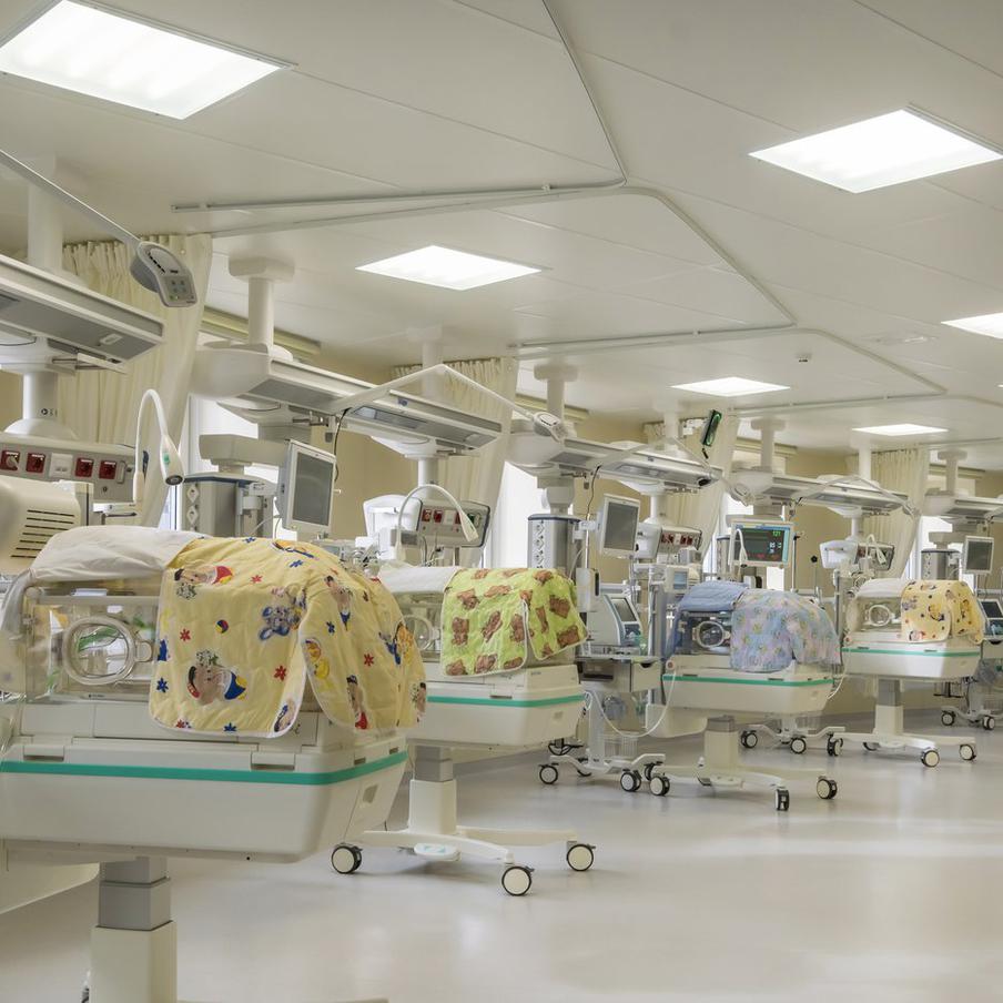 NGS42.RU сообщил о 150 нарушениях в роддоме, где умерли младенцы. Согласно информации, полученной изданием NGS42.RU от источника, с начала 2024 года в роддоме № 1 в Новокузнецке было выявлено около 150 нарушений санитарных норм. Одним из основных нарушений стало отсутствие средств для обработки рук медицинского персонала и пациентов