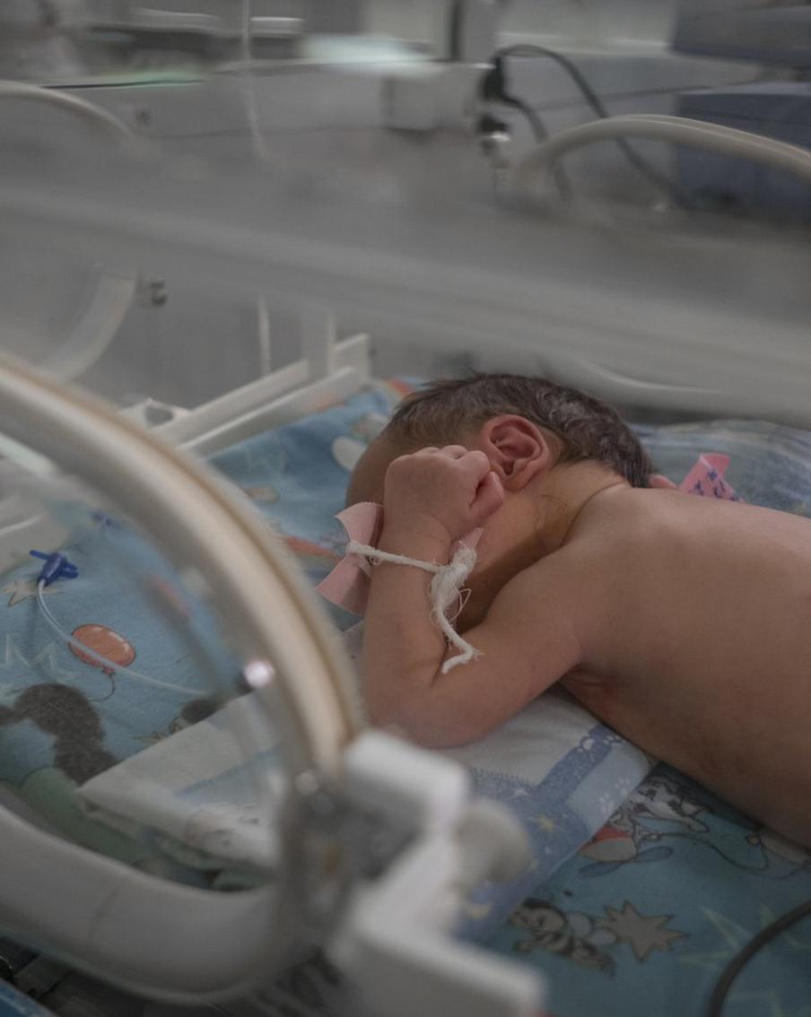 РИА "Новости": шесть детей из новокузнецкого роддома №1 находятся в реанимации. В настоящее время в отделении реанимации и интенсивной терапии детской клинической больницы имени Ю.С. Малаховского находятся шесть новорождённых из первого роддома Новокузнецка. По информации, предоставленной медицинским учреждением РИА "Новости", состояние детей оценивается как тяжёлое, но стабильное