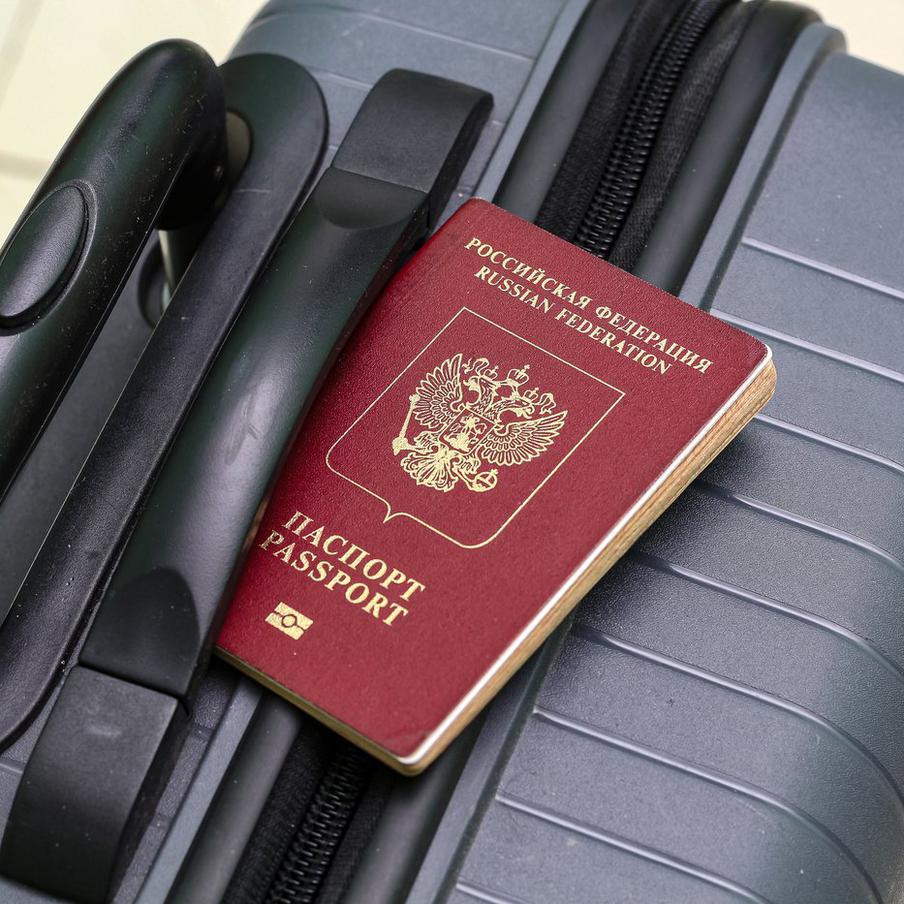Россия поднялась в рейтинге стран с "сильными паспортами". В 2026 году российский паспорт занял 46-е место в рейтинге самых мощных паспортов мира, определяемом по количеству стран, доступных для безвизового посещения. Согласно данным Henley & Partners, Россия улучшила свои позиции, поднявшись на четыре строчки по сравнению с 2025 годом и разделив 46-е место с Турцией