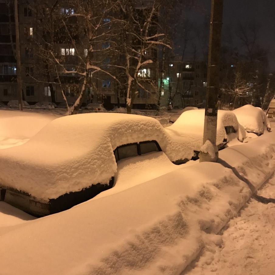В Москве и Подмосковье установился рекордный снежный покров. Снегопад продолжает увеличивать толщину снега: в столице, как и в Подмосковье, сугробы достигают почти полметра