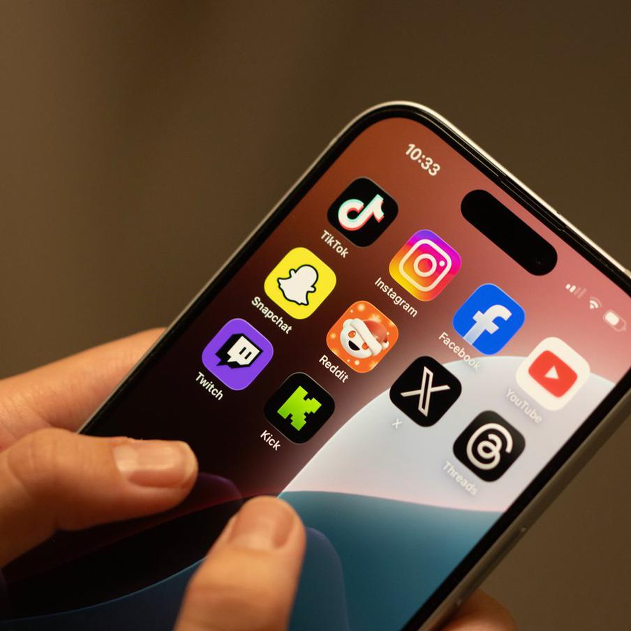 В Финляндии планируют запретить детям до 15 лет пользоваться соцсетями. Правительство Финляндии активно занимается разработкой законодательной инициативы, которая предполагает запрет на использование социальных сетей для лиц младше 15 лет. Премьер-министр Петтери Орпо выразил глубокую обеспокоенность по поводу пагубного влияния пассивного образа жизни на детей и молодёжь