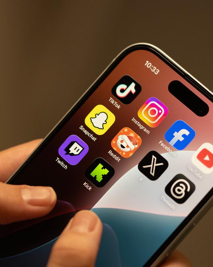 В Финляндии планируют запретить детям до 15 лет пользоваться соцсетями. Правительство Финляндии активно занимается разработкой законодательной инициативы, которая предполагает запрет на использование социальных сетей для лиц младше 15 лет. Премьер-министр Петтери Орпо выразил глубокую обеспокоенность по поводу пагубного влияния пассивного образа жизни на детей и молодёжь