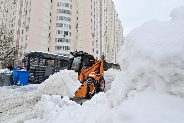 Городские службы приводят в порядок контейнерные площадки после снегопада