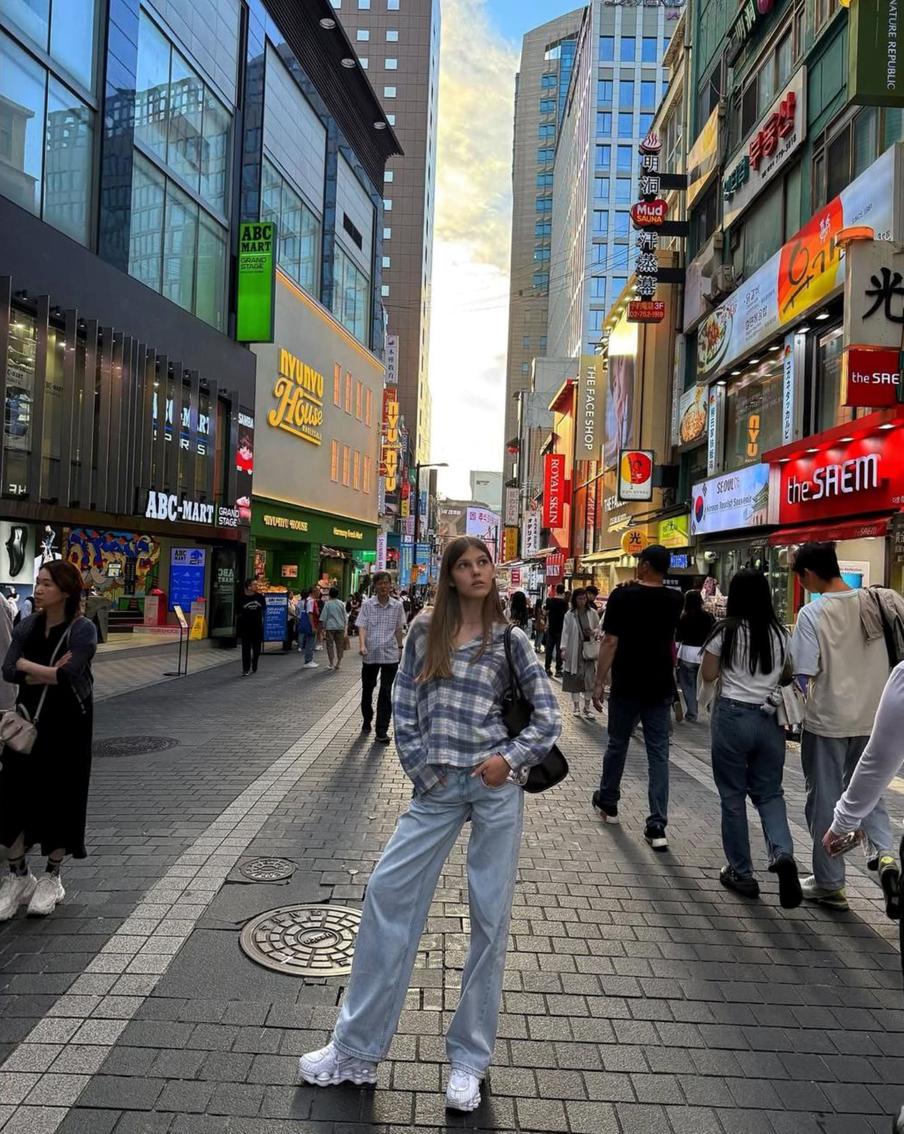 Арина гуляет по Сеулу