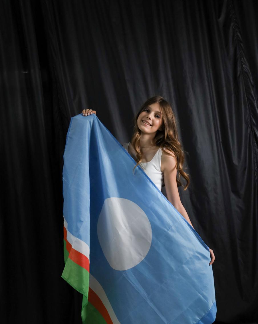 Арина и флаг Якутии