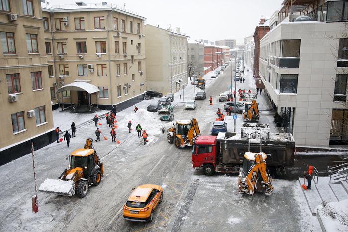 Почти 5 тысяч единиц техники задействовано в вывозе снега с улиц Москвы