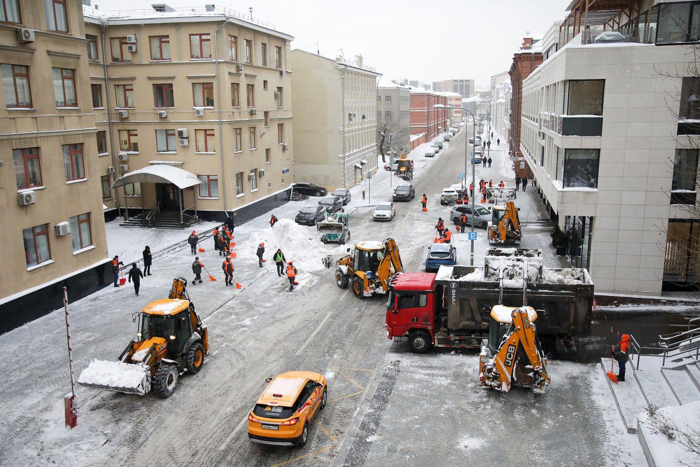 Почти 5 тысяч единиц техники задействовано в вывозе снега с улиц Москвы