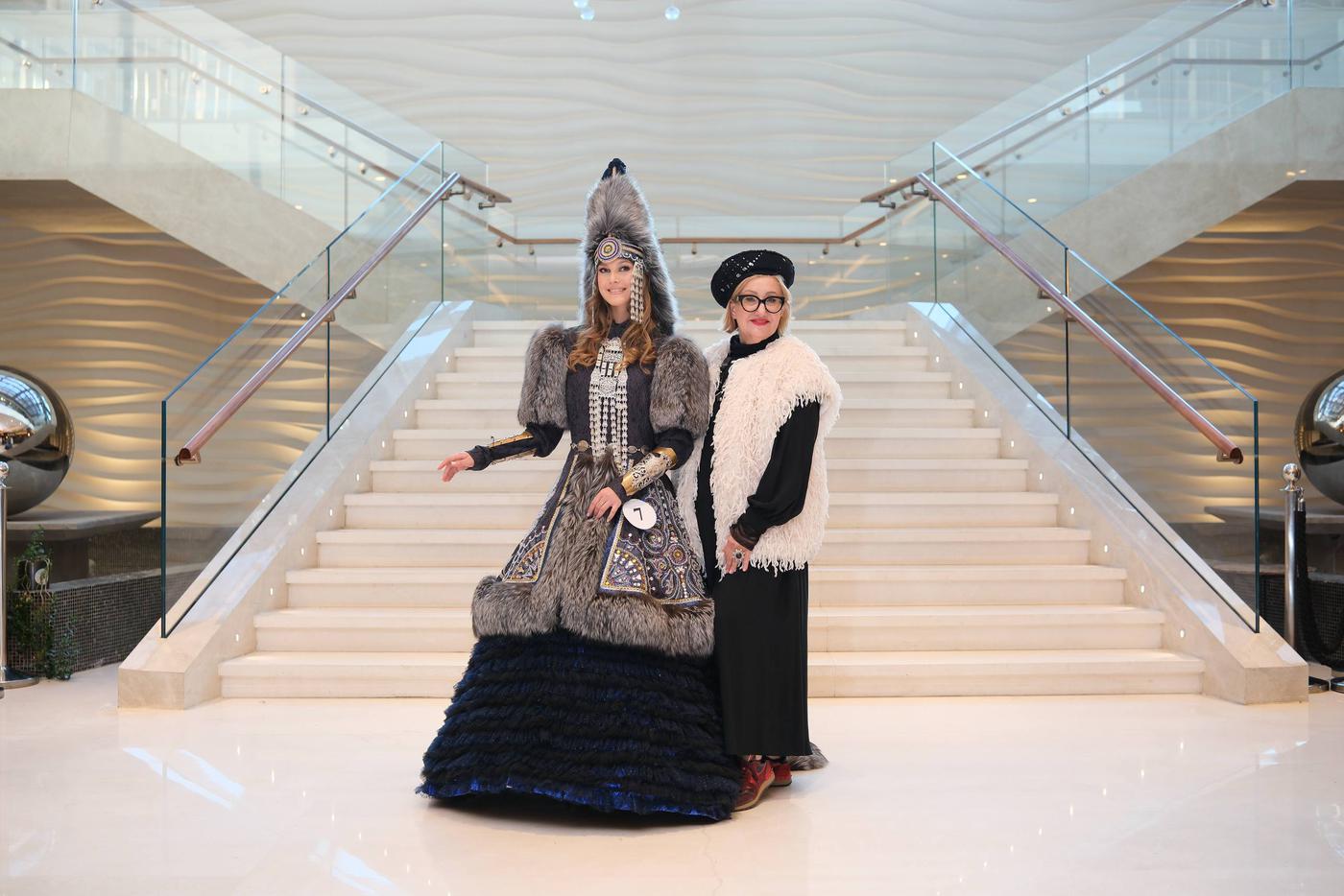 Арина в национальном костюме, а рядом легендарная Беатрис Малахова