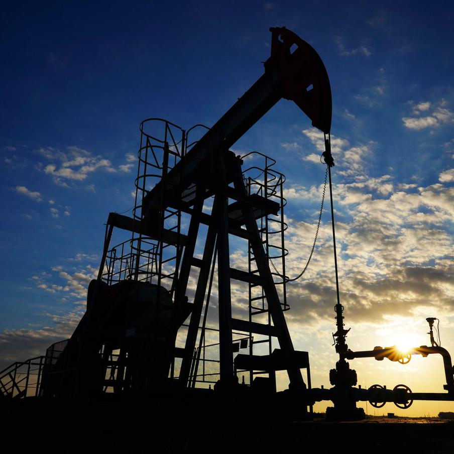 Евросоюз вновь понизил цену потолка на российскую нефть. Новый лимит в 44,1 доллара за баррель начнёт действовать 1 февраля и станет частью очередного этапа усиления санкций против российской энергосферы