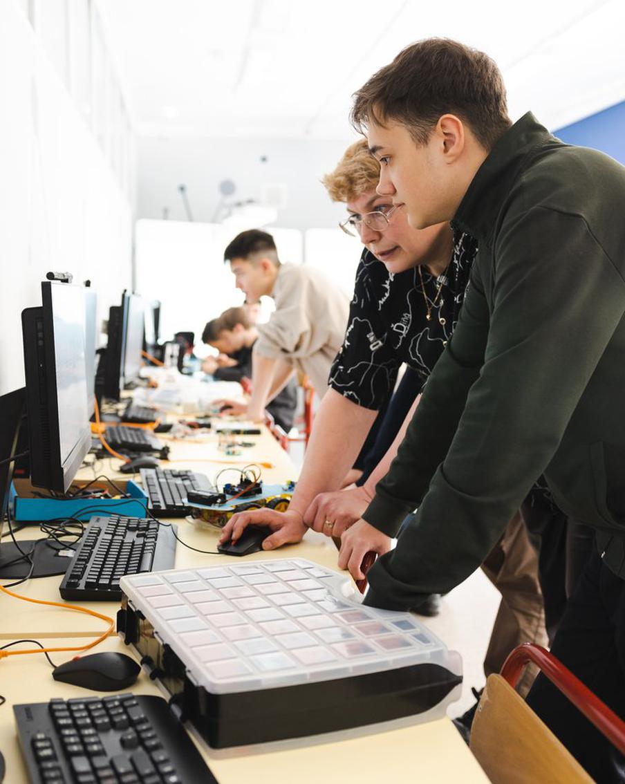 Вице-мэр Ракова: Столичные школьники чаще всего готовились к ЕГЭ по профильной математике, информатике и русскому языку в МЭШ