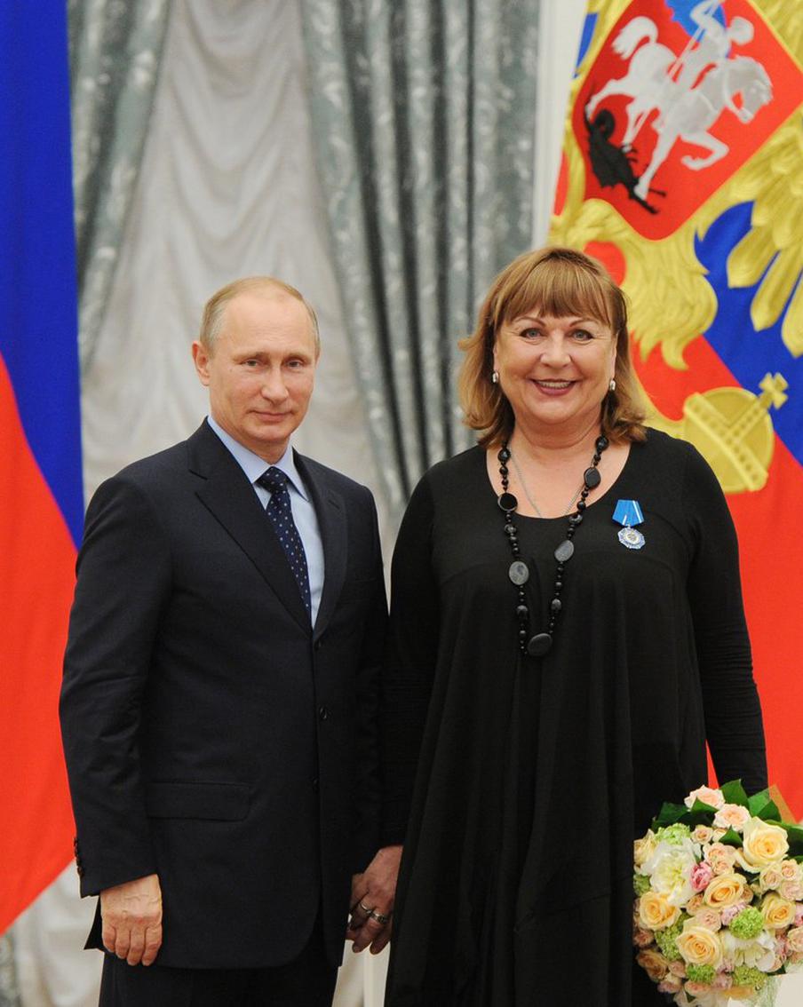 Дочь раскрыла правду о состоянии Татьяны Кравченко после тяжёлой травмы ноги. Актриса, получившая разрыв ахиллова сухожилия, отказалась от операции и продолжает играть в спектаклях, а её дочь уверяет, что лечение идёт под контролем врачей