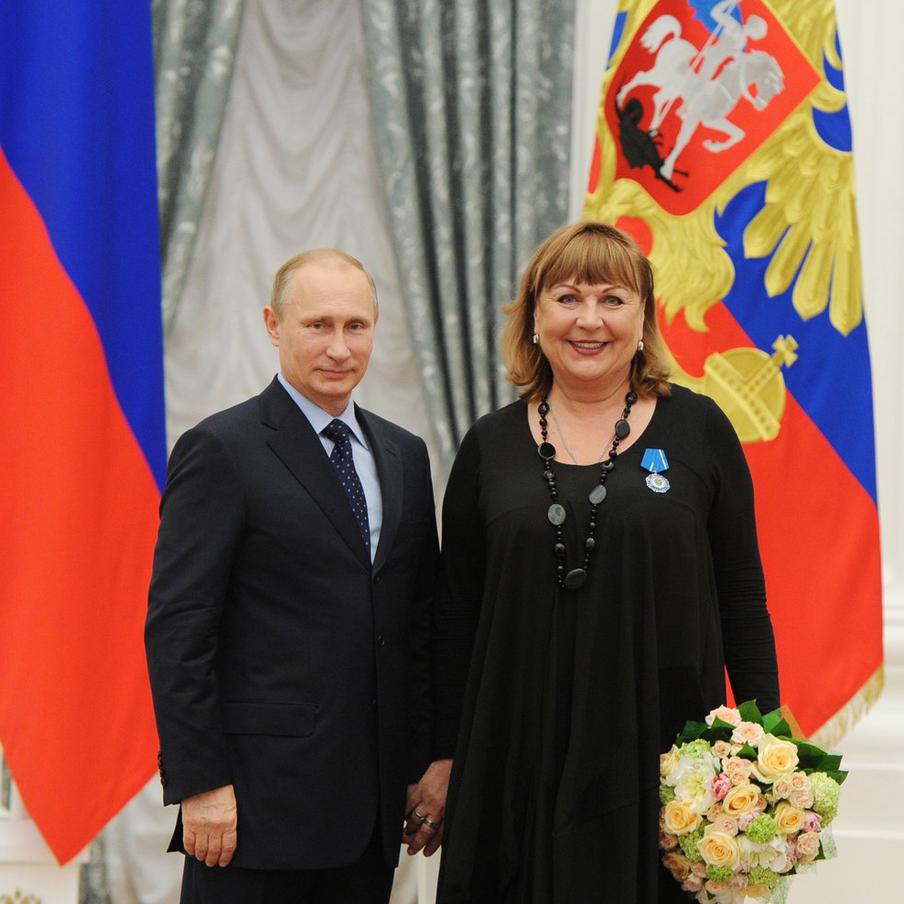 Дочь раскрыла правду о состоянии Татьяны Кравченко после тяжёлой травмы ноги. Актриса, получившая разрыв ахиллова сухожилия, отказалась от операции и продолжает играть в спектаклях, а её дочь уверяет, что лечение идёт под контролем врачей