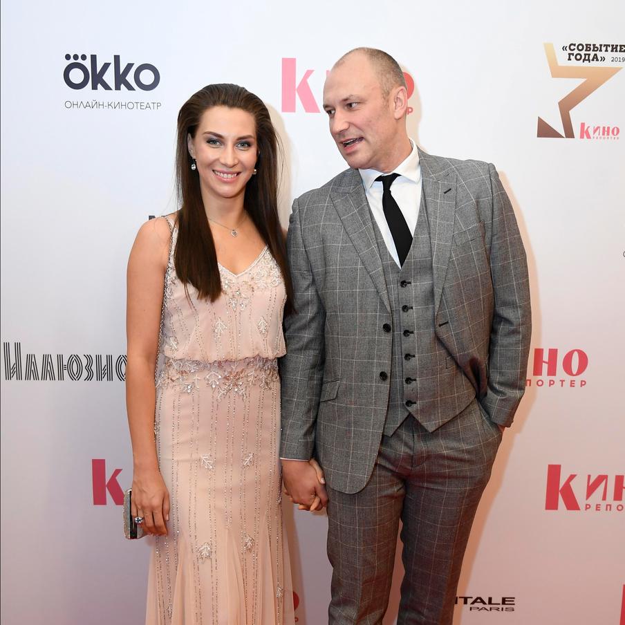 Бывшая жена обвиняет Константина Соловьёва в давлении. Анастасия Ларина рассказала, что экс-супруг прописал в общей квартире новую жену, требует крупную сумму и отказывается платить ипотеку, изматывая её постоянными конфликтами