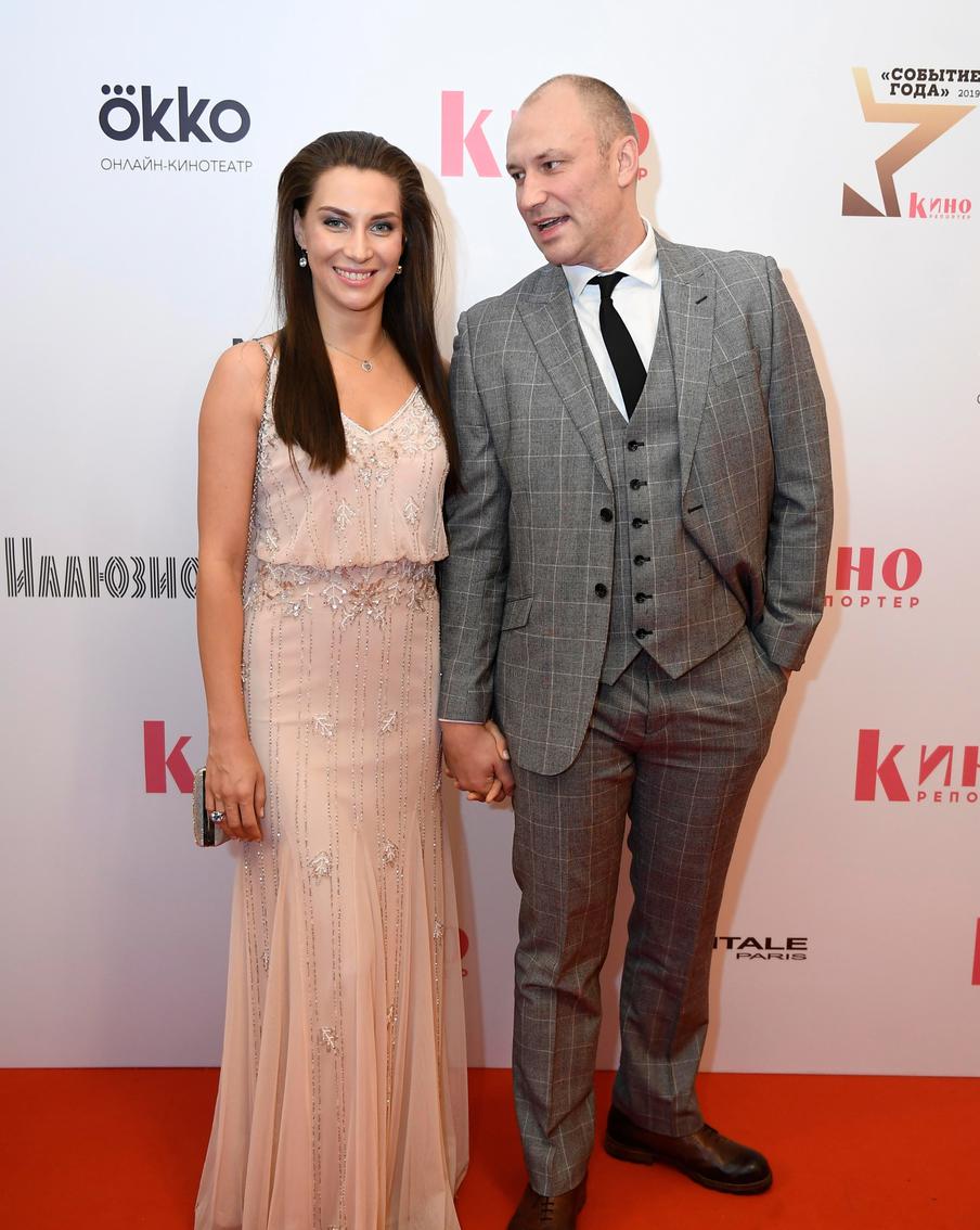 Бывшая жена обвиняет Константина Соловьёва в давлении. Анастасия Ларина рассказала, что экс-супруг прописал в общей квартире новую жену, требует крупную сумму и отказывается платить ипотеку, изматывая её постоянными конфликтами