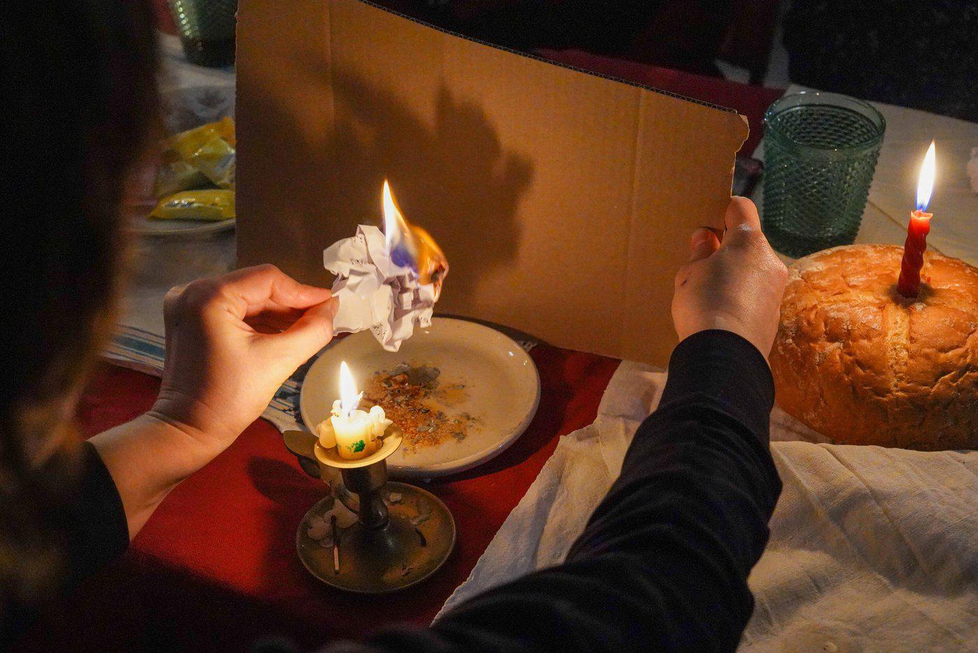 В этом гадании будущее толкуют по тени, которая отбрасывает горящая бумага.