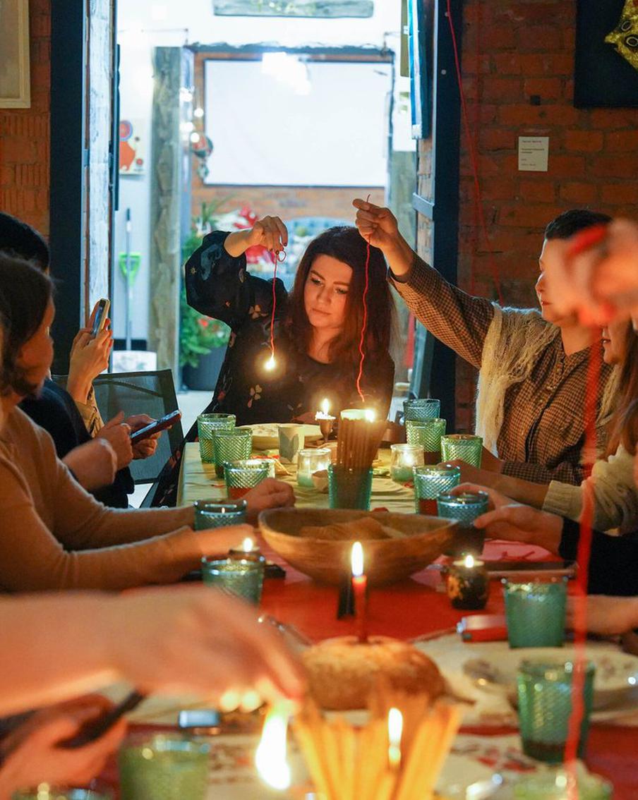 Святочные гадания: откуда они взялись и почему девушкам до сих пор интересно узнать, кто станет их суженым