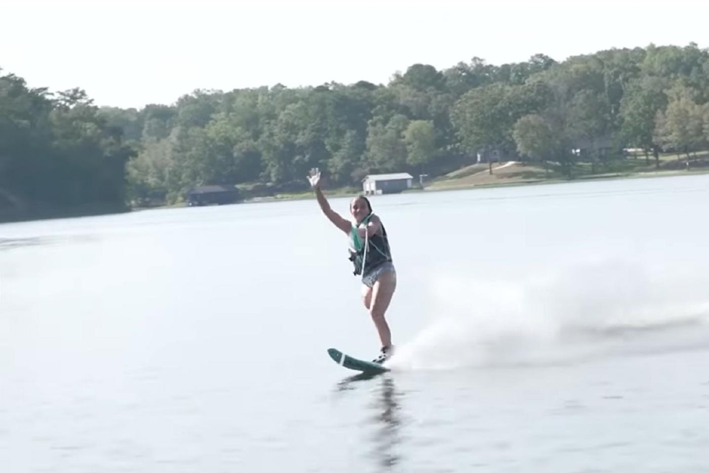 Лулу сёрфит, не боясь упасть опрокинуться в воду