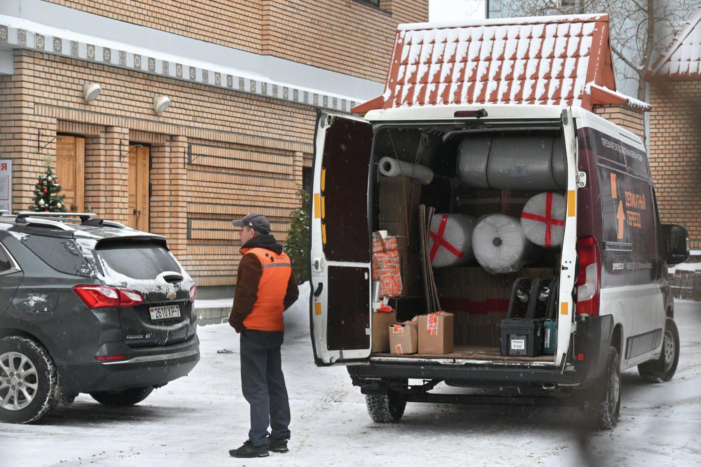 Автомобиль службы перевозки вещей у дома в Хамовническом районе Москвы, где находится квартира, которую певица Лариса Долина продала Полине Лурье.