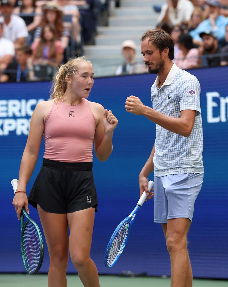 Наши звёзды готовы биться за победу: с кем сыграют россияне на Australian Open