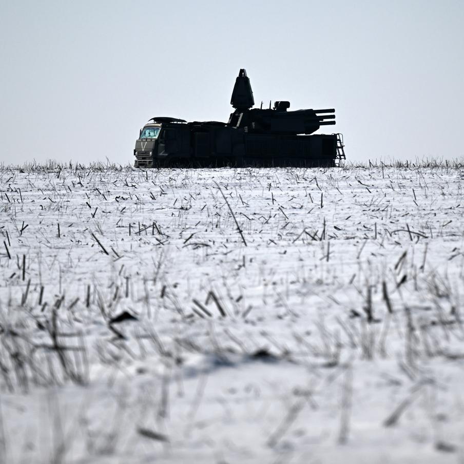 Минобороны РФ сообщило о перехвате 106 украинских беспилотников за ночь. Российские средства ПВО в ночь на 15 января уничтожили более сотни украинских беспилотников самолётного типа над несколькими регионами страны, сообщили в Минобороны