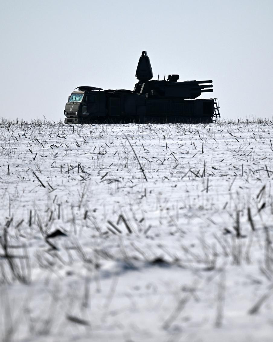 Минобороны РФ сообщило о перехвате 106 украинских беспилотников за ночь. Российские средства ПВО в ночь на 15 января уничтожили более сотни украинских беспилотников самолётного типа над несколькими регионами страны, сообщили в Минобороны