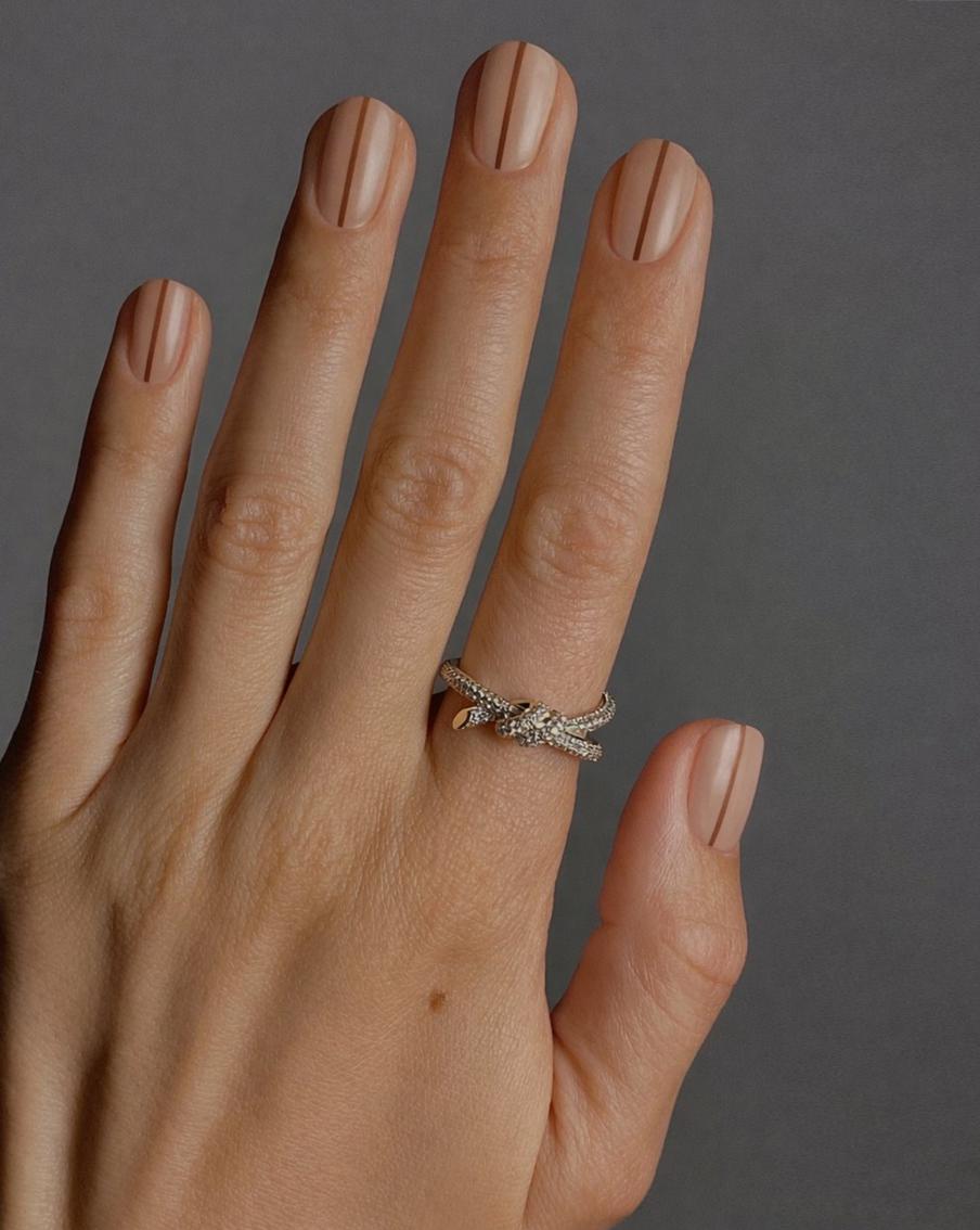 Тонкие вертикальные линии.