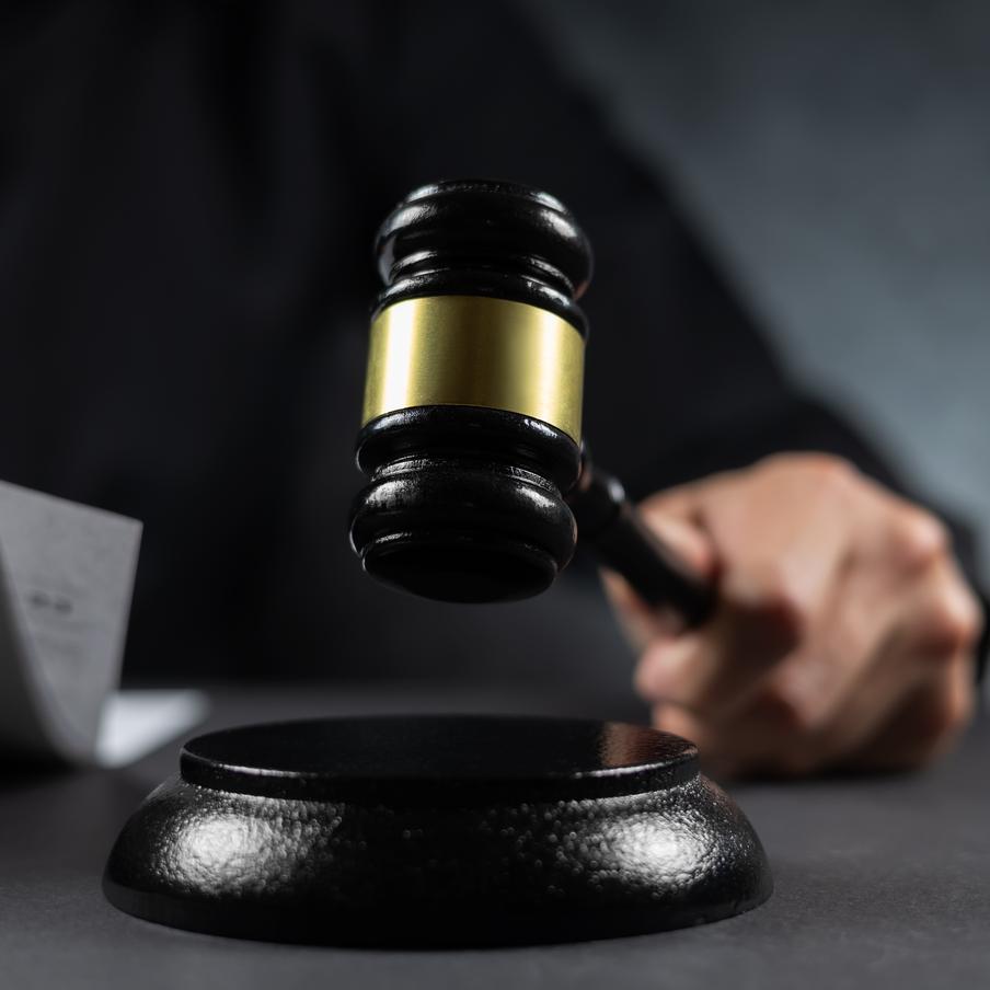 В Егорьевске мать и дочь отправили в колонию за жестокое убийство пенсионерки. Семья из Подмосковья получила длительные сроки за расправу над пожилой женщиной, тело которой скрыли в водоёме после ночного нападения