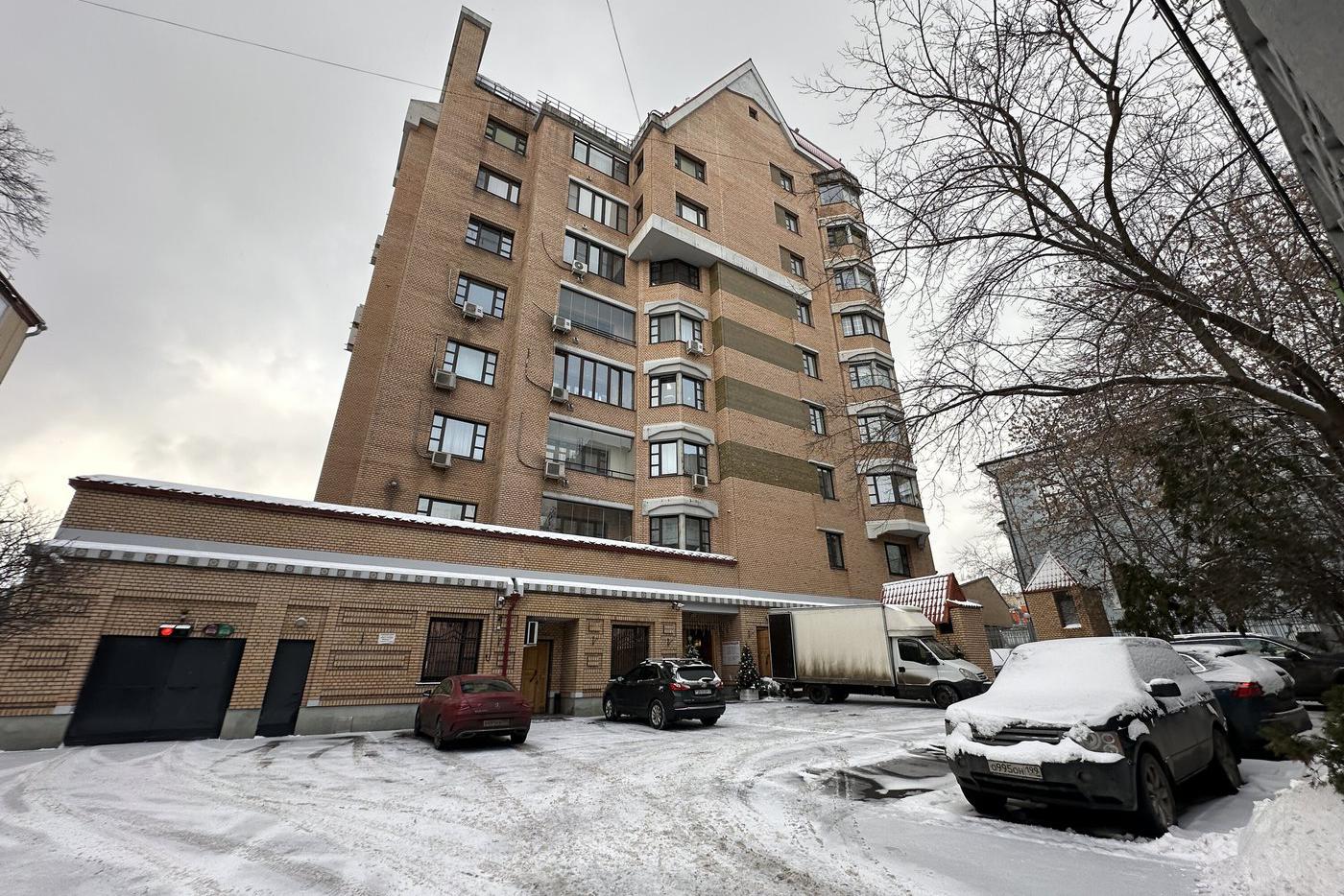 Обстановка возле д. 3 в Ксеньинском переулке, из которого по решению суда съезжает народная артистка РФ Лариса Долина.