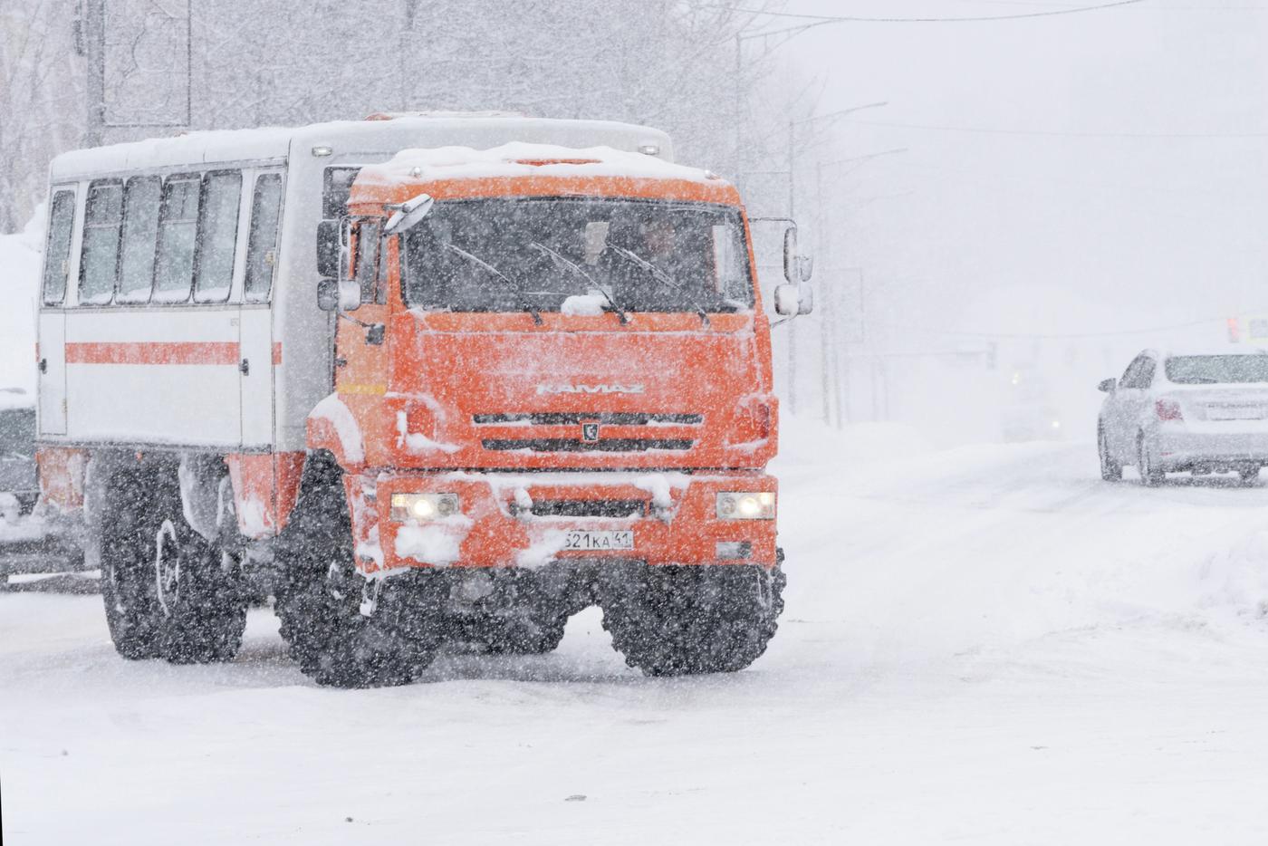 Вышедшая на дороги Камчатского края для обслуживания населения спецтехника МЧС России.