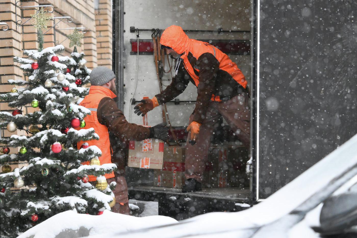 Грузчики у дома в Хамовническом районе Москвы, где находится квартира, которую певица Лариса Долина продала Полине Лурье. 