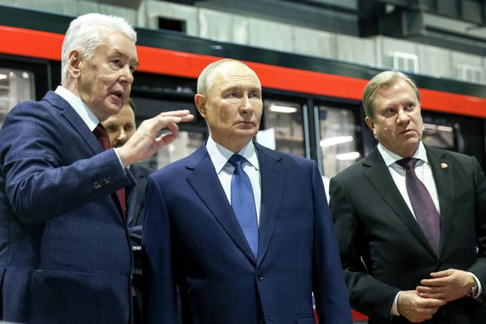 Путин и Собянин дали старт тестированию беспилотного поезда метро без пассажиров