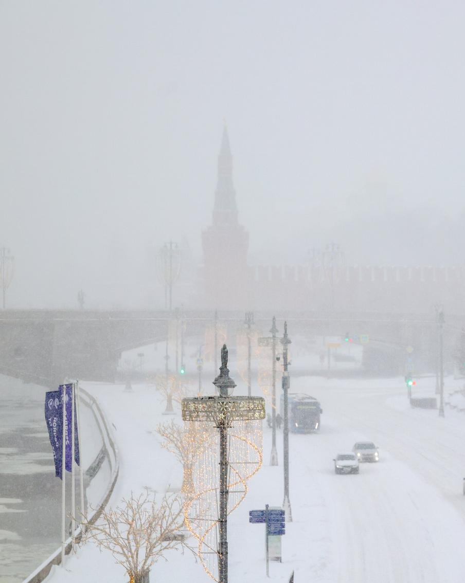 Жителей Москвы и Подмосковья предупредили о сильном тумане в субботу. В столичном регионе в первой половине дня в субботу ожидаются сильный туман с ухудшением видимости и изморозь. Отмечается, что дальность видимости в субботу составит до 800 метров