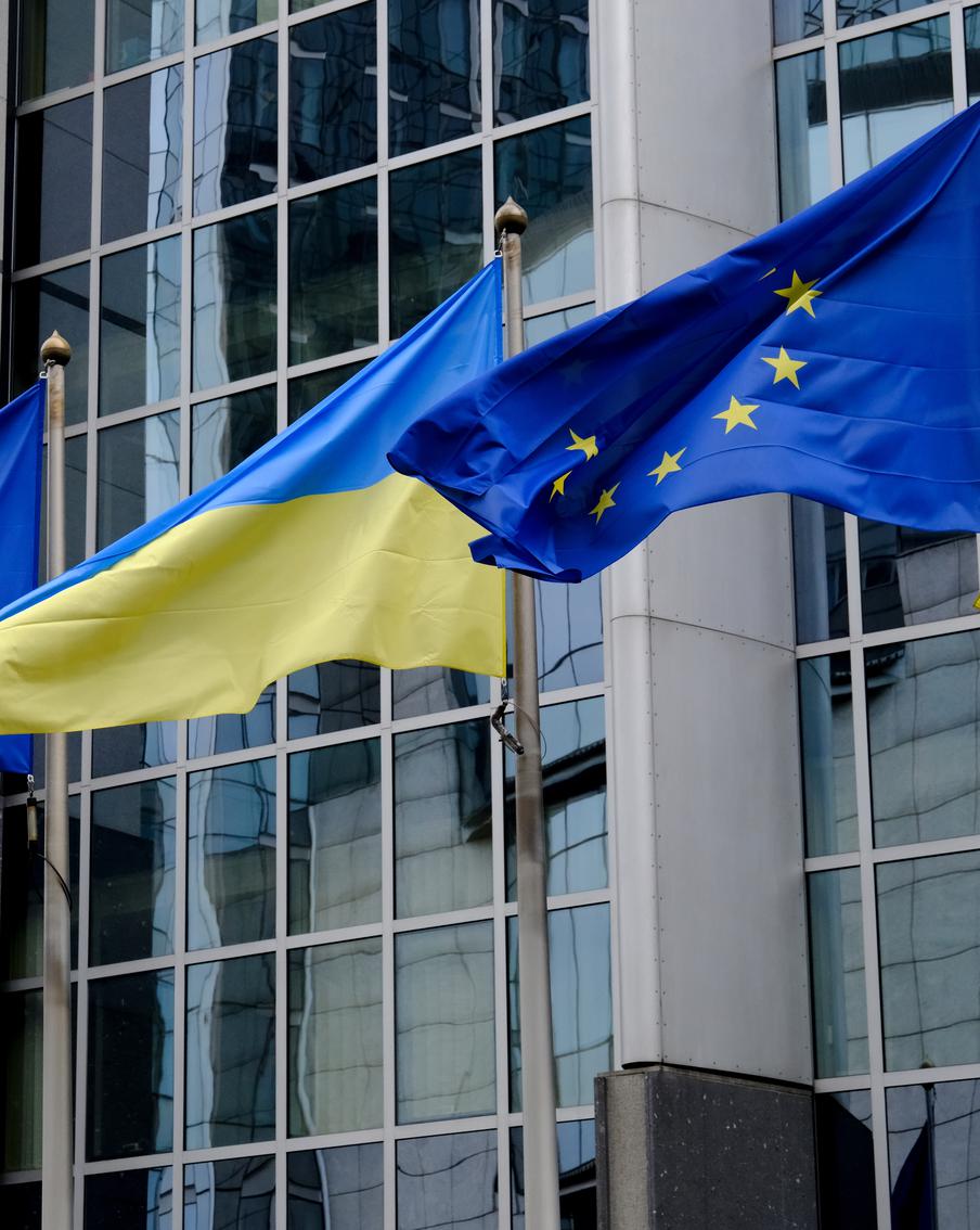 Украину могут ускоренно принять в Евросоюз в обмен на территориальные уступки. Европейские чиновники предложили властям Украины упрощённую процедуру вступления в ЕС в обмен на территориальные уступки в пользу России. Отмечается, что сначала страна не будет обладать правами полноценного члена объединения