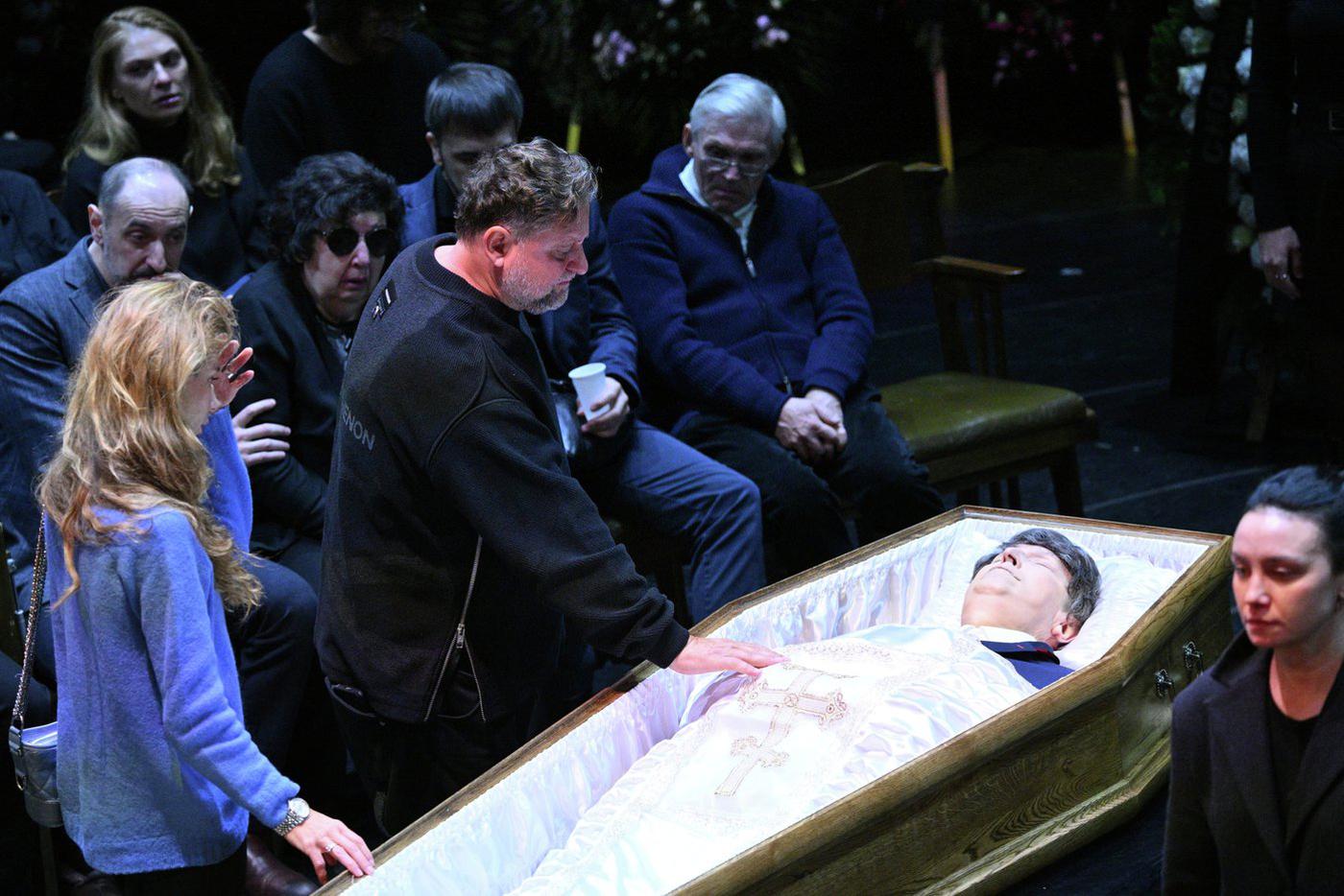 Церемония прощания с ректором Школы-студии МХАТ Игорем Золотовицким в МХТ имени А. П. Чехова в Москве. 