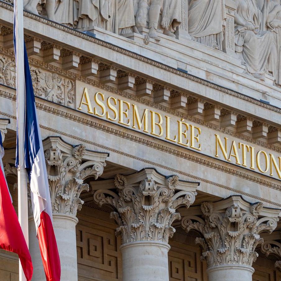 Во Франции представили резолюцию о выходе страны из НАТО. Во французском парламенте была представлена резолюция, призывающая страну выйти из состава НАТО. Автором этого документа выступила вице-президент Национального собрания Клеманс Гетте, представляющая левую партию "Непокорённая Франция"