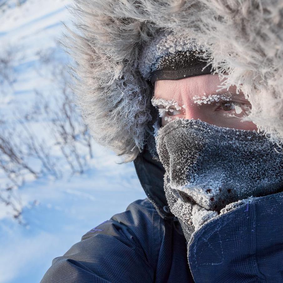 Мощный антициклон приведёт к 50-градусным морозам на Урале и в Сибири. В ближайшие дни на территории России ожидается аномально холодная погода, что связано с мощным Восточно-Сибирским антициклоном. По словам научного руководителя Гидрометцентра Романа Вильфанда, этот антициклон распространяет своё влияние с востока на запад, вызывая значительное понижение температуры воздуха во многих регионах страны