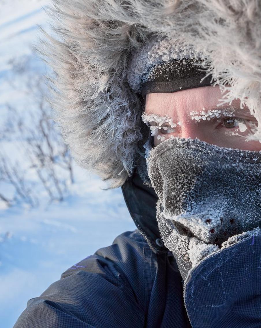 Мощный антициклон приведёт к 50-градусным морозам на Урале и в Сибири. В ближайшие дни на территории России ожидается аномально холодная погода, что связано с мощным Восточно-Сибирским антициклоном. По словам научного руководителя Гидрометцентра Романа Вильфанда, этот антициклон распространяет своё влияние с востока на запад, вызывая значительное понижение температуры воздуха во многих регионах страны
