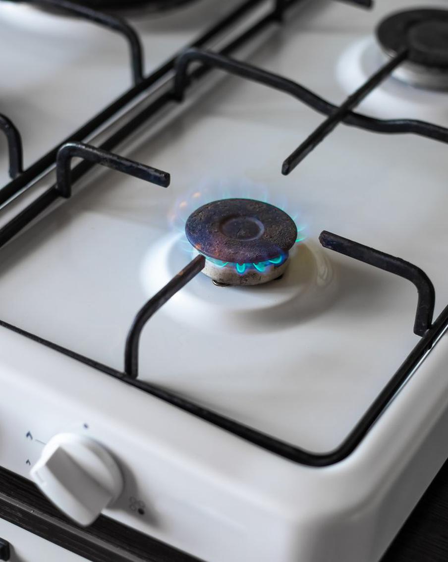 За систематическое нарушение правил безопасности будут отключать газ. С марта 2026 года в силу вступают поправки к законодательству, которые предоставляют специалистам газовой службы право отключать подачу газа в случае, если собственники жилья систематически нарушают правила безопасности.