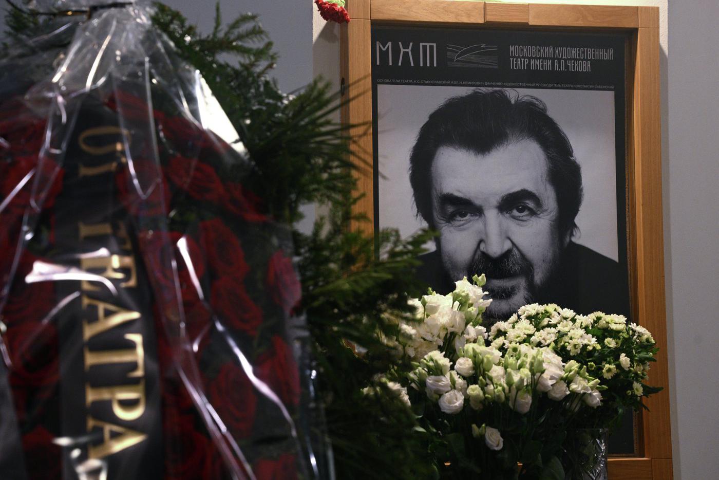 Церемония прощания с ректором Школы-студии МХАТ Игорем Золотовицким в МХТ имени А. П. Чехова в Москве. 