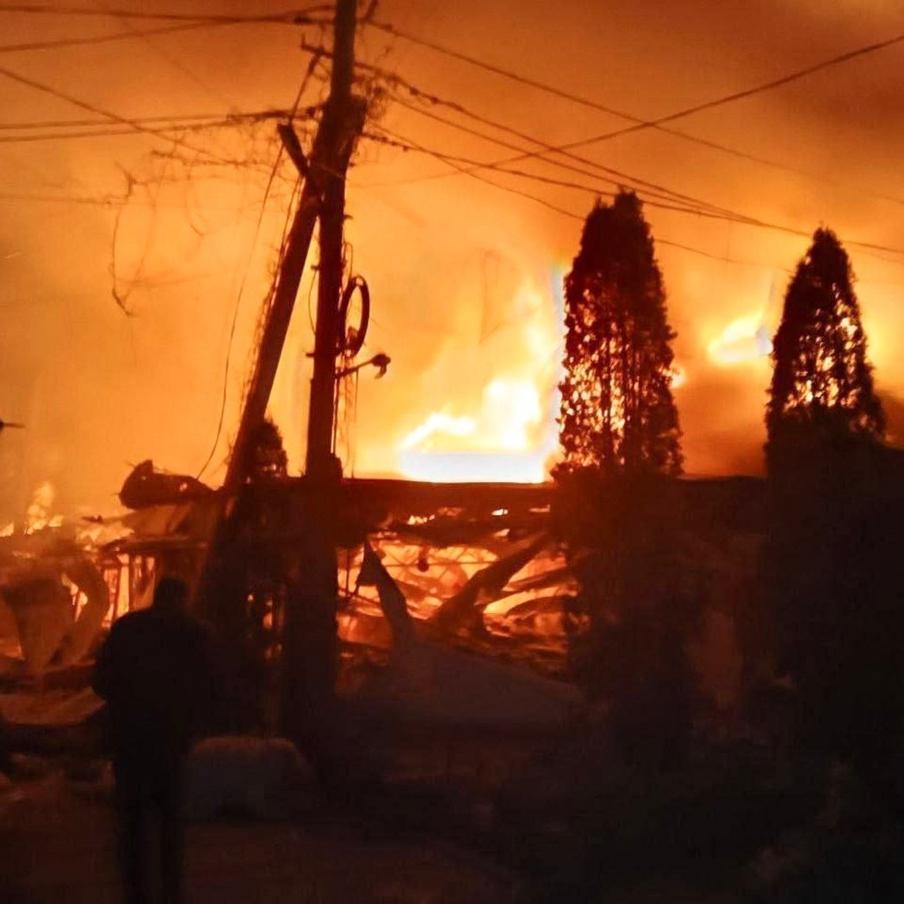 Пострадавший в Хорлах мальчик, которого лечат в Москве, потерял маму в теракте. Уполномоченный по правам человека в Херсонской области Сергей Георгиев с глубоким прискорбием сообщил о гибели матери 12-летнего мальчика, пострадавшего в результате террористического акта в Хорлах. Мальчик был доставлен из Крыма в Москву для оказания необходимой медицинской помощи