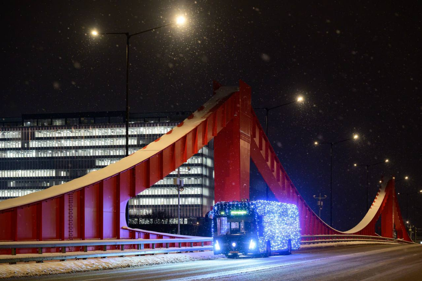 В ночь с 18 на 19 января будет продлён режим работы 35 маршрутов наземного транспорта