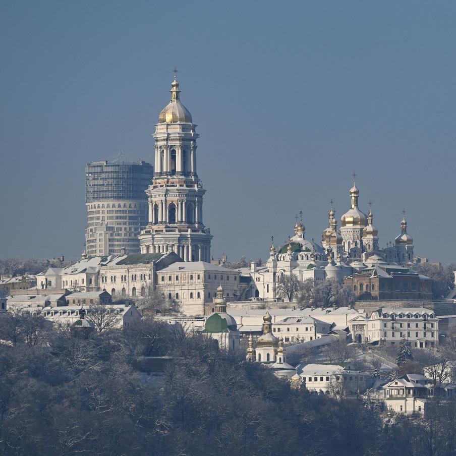 Мэр Киева Виталий Кличко призвал население покинуть украинскую столицу. Жителей украинской столицы призвали покинуть город из-за масштабного коммунального кризиса. Отмечается, что значительная часть Киева в январе осталась без отопления
