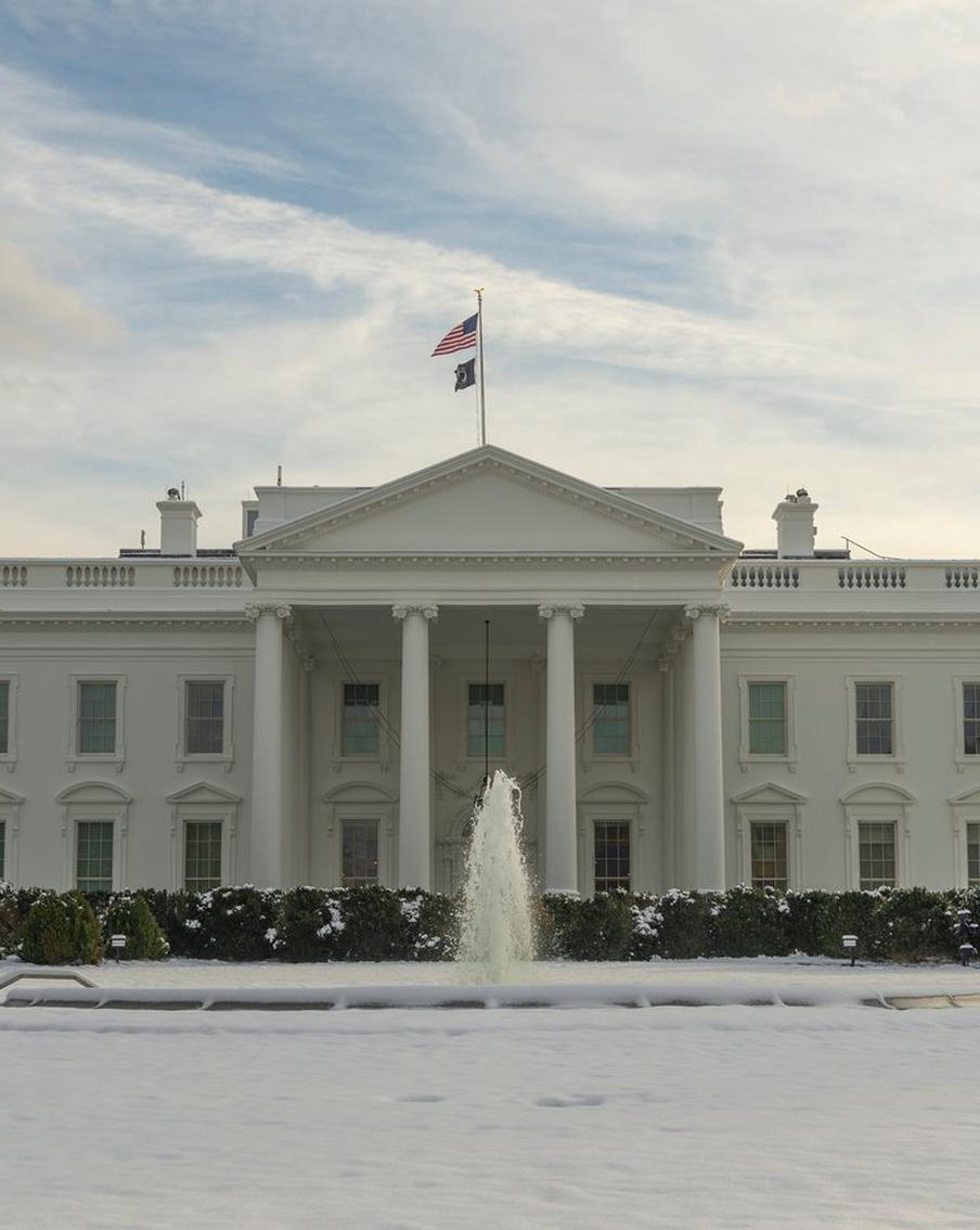 Советник Трампа Стивен Миллер: Дания не в состоянии защитить Гренландию. Стивен Миллер, советник президента США по внутренней безопасности, в интервью Fox News высказал мнение, что суверенитет над Гренландией может принадлежать только той стране, которая в состоянии обеспечить её безопасность. Он подчеркнул, что Дания, как небольшая страна с небольшой армией, не имеет достаточных ресурсов для выполнения этой задачи